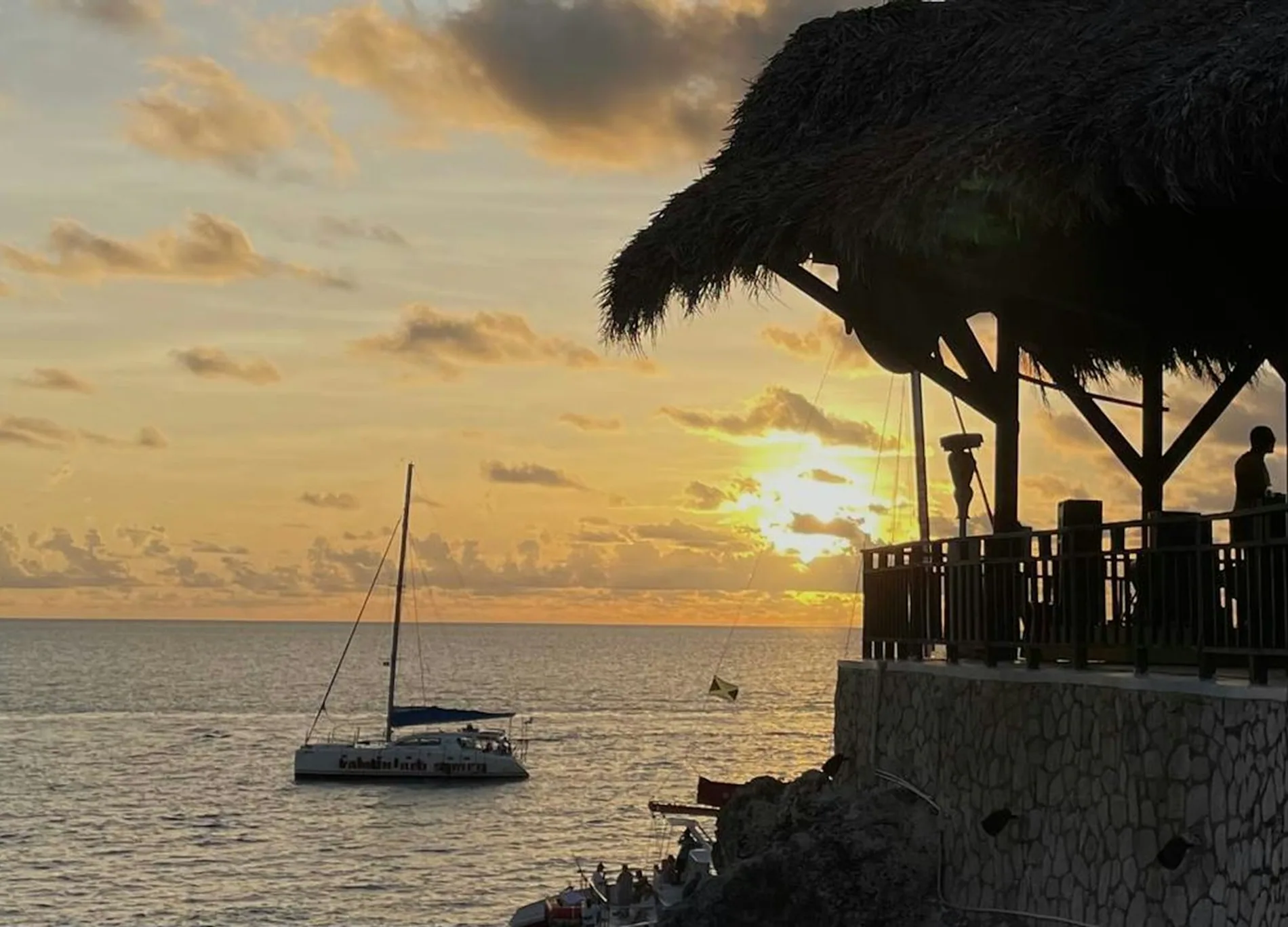 Catamarán navegando al atardecer en el Caribe