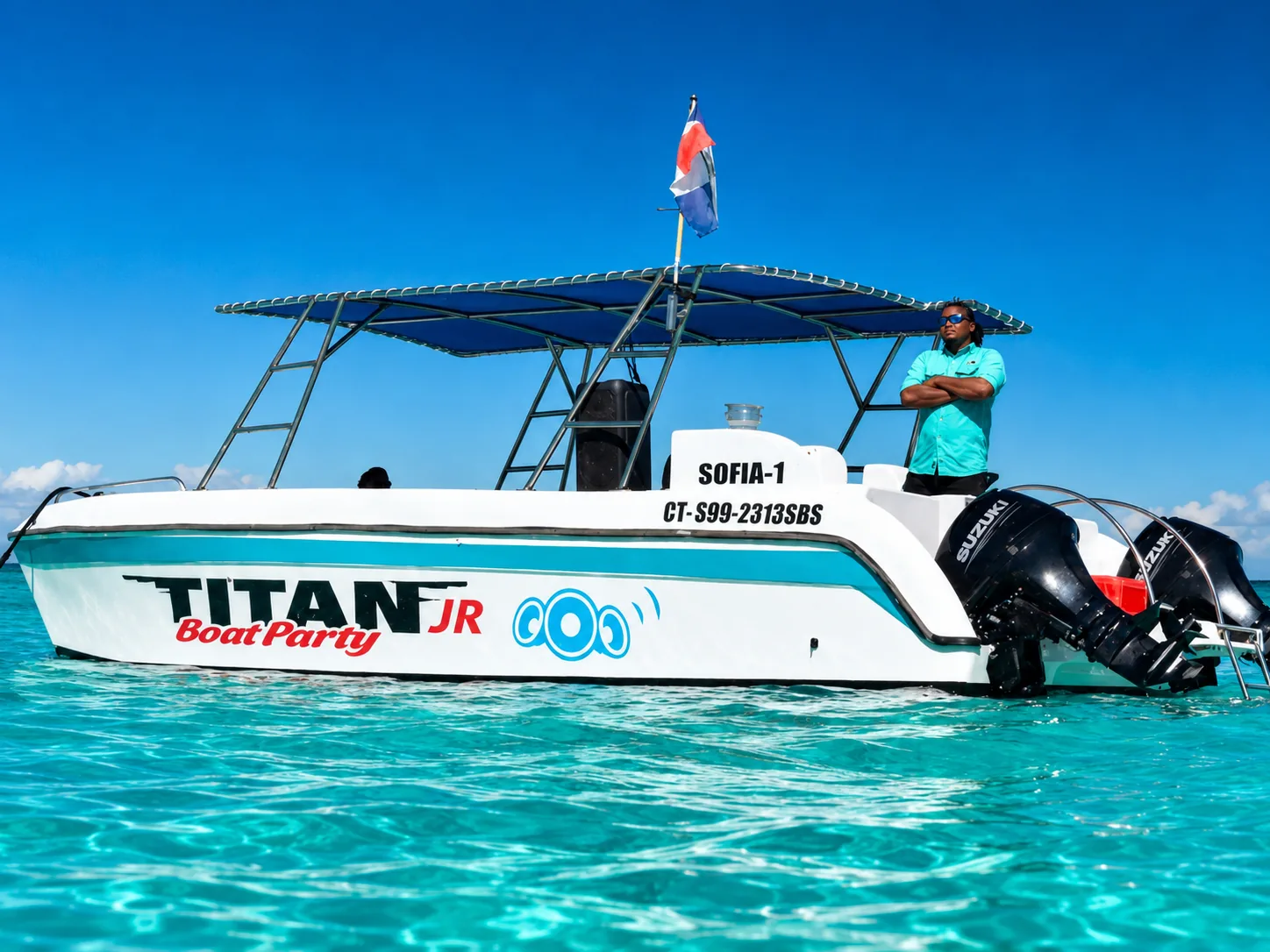 Catamarán Titán Jr en playa tropical